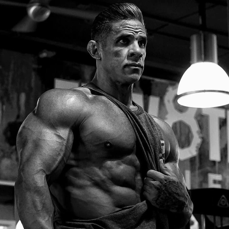 Omar García en el gimnasio, retrato en blanco y negro