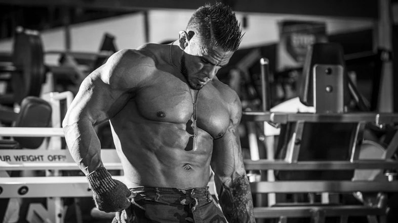 Omar García en el gimnasio, en blanco y negro